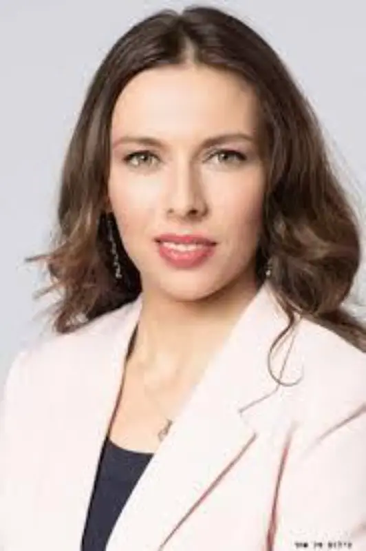 תמונה של נעה לביא לומדת ממליצה