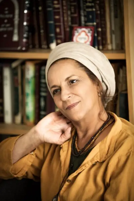 תמונה של נחמה דוד מתבוננת